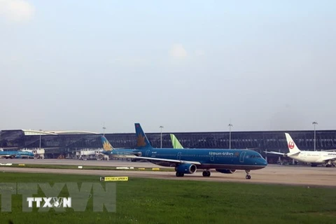 Máy bay của Vietnam Airline đỗ tại sân bay Nội Bài. (Ảnh: Huy Hùng/TTXVN) 