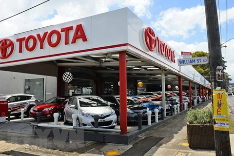 Các mẫu xe ôtô mới của hãng Toyota trưng bày tại một cửa hàng ở Sydney, Australia. (Ảnh: AFP/TTXVN) 