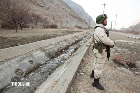 Binh sỹ Kyrgyzstan gác tại khu vực biên giới với Tajikistan. (Ảnh: Eurasianet/TTXVN) 