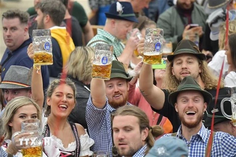 Người dân tham gia lễ hội bia Oktoberfest tại Munich, Đức. (Ảnh: AFP/ TTXVN)