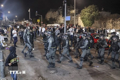 Cảnh sát Israel đụng độ với người Palestine ở Thành cổ Jerusalem ngày 3/4. (Ảnh: AFP/TTXVN)