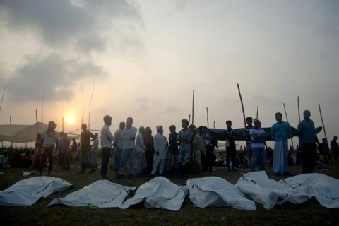 Thi thể các nạn nhân vụ chìm phà trên sông Meghna ở huyện Munshiganj, cách thủ đô Dhaka, Bangladesh khoảng 50km về phía Nam. (Ảnh: AFP/TTXVN)