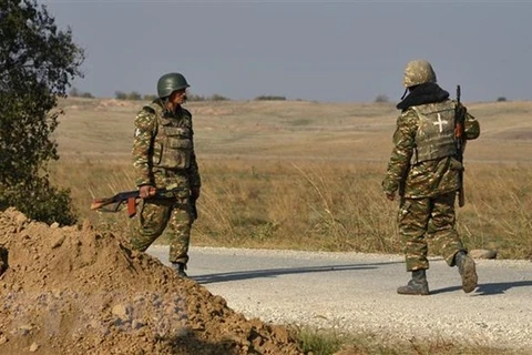 Binh sỹ Armenia tuần tra trên tuyến đường gần làng Berdashen thuộc tỉnh Shirak, khu vực ranh giới ngừng bắn với Azerbaijan, ngày 27/11/2020. (Ảnh: AFP/TTXVN)