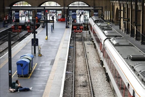 Cảnh vắng vẻ tại nhà ga Kings Cross ở London, Anh trong bối cảnh diễn ra cuộc đình công của công nhân đường sắt, ngày 27/7/2022. (Ảnh: AFP/TTXVN)