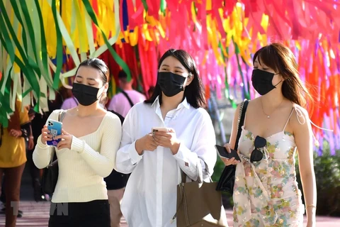Người dân Thái Lan đeo khẩu trang để phòng chống dịch COVID-19. (Ảnh: Ngọc Quang/TTXVN) 