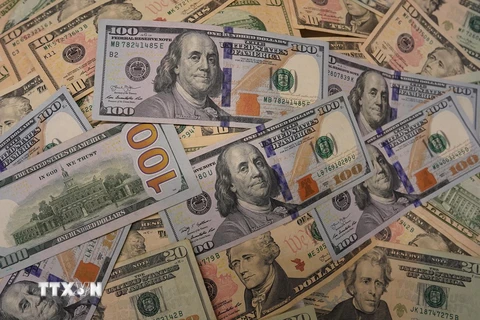 Đồng USD tại một ngân hàng ở Washington, DC. (Ảnh: THX/TTXVN)
