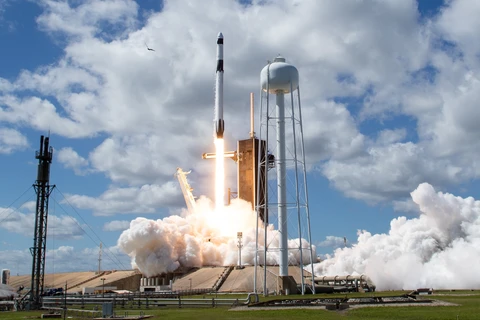 Tên lửa Falcon 9 mang theo tàu vũ trụ Endurance của SpaceX, thực hiện sứ mệnh đưa phi hành đoàn Crew-5 lên làm việc dài hạn trên Trạm Vũ trụ quốc tế (ISS), ngày 5/10/2022 đã được phóng vào quỹ đạo từ bệ phóng 39A ở Trung tâm Vũ trụ Kennedy của Cơ quan Hàn