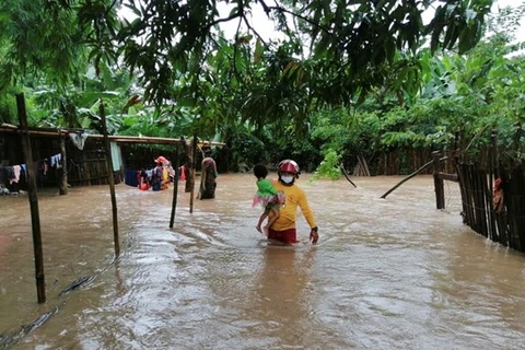 Sơ tán người dân tai Tela, Honduras trước khi bão Julia đổ bộ. (Nguồn: EPA)