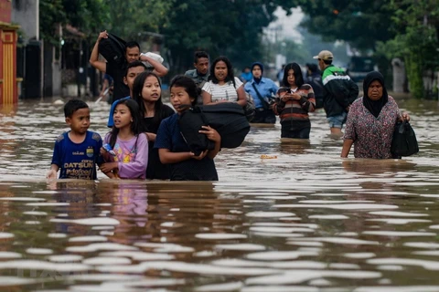 Sơ tán người dân khỏi khu vực ngập lụt tại Indonesia. (Nguồn: AFP/TTXVN)