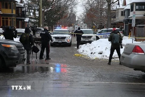 Cảnh sát điều tra tại hiện trường vụ xả súng tại Ottawa, Canada. (Ảnh: THX/TTXVN)