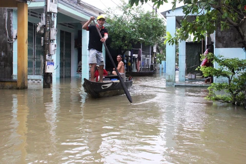 Nhiều khu dân cư trên địa bàn TP.Tam Kỳ, Quảng Nam ngập sâu, người dân phải dùng thuyền để di chuyển. (Ảnh: TNVN)