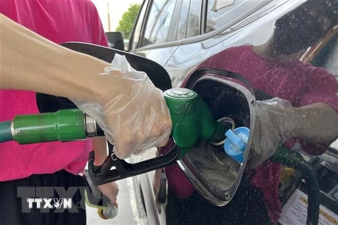 Bơm xăng cho phương tiện tại trạm xăng ở Seoul, Hàn Quốc, ngày 10/6/2022. (Ảnh: THX/TTXVN) 