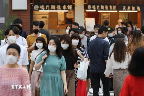 Người dân đeo khẩu trang phòng lây nhiễm COVID-19 tại Tokyo, Nhật Bản, ngày 14/6/2020. (Ảnh: THX/TTXVN) 