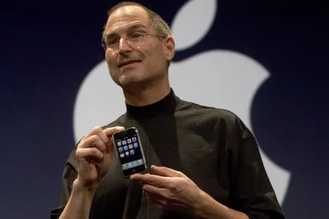 Nhà sáng lập Apple Steve Jobs giới thiệu chiếc iPhone đầu tiên năm 2007. (Nguồn: Getty Images)