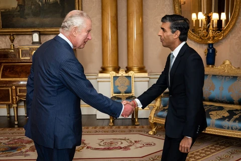 Vua Charles III (trái) bổ nhiệm ông Rishi Sunak làm Thủ tướng Anh tại buổi lễ ở Điện Buckingham ngày 25/10/2022. (Ảnh: AFP/ TTXVN) 
