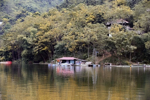 Xóm Đá Bia nằm cạnh hồ Hòa Bình thuộc xã Tiền Phong, huyện Đà Bắc. (Ảnh: Trọng Đạt/ TTXVN) 