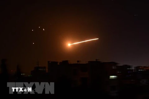 Lực lượng phòng không Syria đánh chặn tên lửa của Israel trên bầu trời thủ đô Damascus. (Ảnh: AFP/TTXVN)