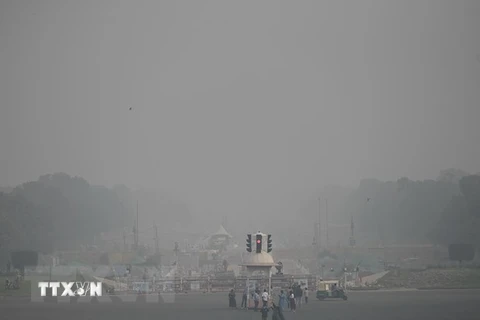 Thủ đô New Delhi của Ấn Độ bị bao phủ trong lớp khói bụi. (Ảnh: AFP/TTXVN) 