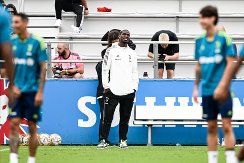 Paul Pogba theo dõi buổi tập của các đồng đội từ bên ngoài sân. (Nguồn: AFP)