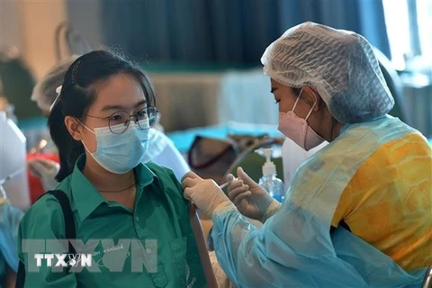 Nhân viên y tế tiêm vaccine phòng COVID-19 cho học sinh tại Bangkok, Thái Lan. (Ảnh: THX/TTXVN) 