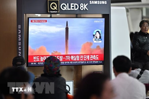 Truyền hình Hàn Quốc phát bản tin về vụ phóng tên lửa của Triều Tiên, tại Seoul, ngày 6/10/2022. (Ảnh: AFP/TTXVN) 