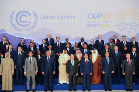 Các đại biểu chụp ảnh chung tại Hội nghị lần thứ 27 Các bên tham gia Công ước khung của LHQ về biến đổi khí hậu (COP27) ở Sharm El-Sheikh, Ai Cập ngày 7/11/2022. (Ảnh: THX/TTXVN)