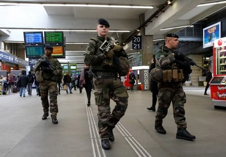 Binh sỹ Pháp tuần tra tại Paris ngày 2/10. (Nguồn: AFP/ TTXVN) 