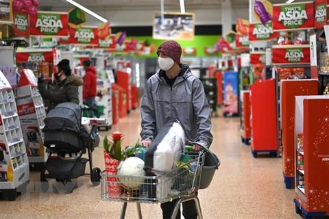 Người dân mua sắm tại một siêu thị ở London, Anh. (Ảnh: AFP/TTXVN) 
