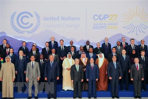 Các đại biểu chụp ảnh chung tại Hội nghị lần thứ 27 Các bên tham gia Công ước khung của Liên hợp quốc về biến đổi khí hậu (COP27) ở Sharm El-Sheikh, Ai Cập ngày 7/11/2022. (Ảnh: THX/TTXVN) 