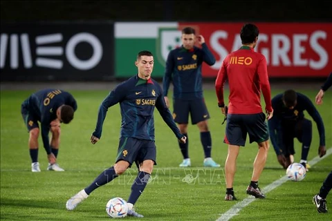 Tiền đạo Bồ Đào Nha Cristiano Ronaldo (thứ 2, trái) luyện tập cho giải vô địch World Cup 2022, ở Oeiras (Bồ Đào Nha) ngày 14/11/2022. (Ảnh: THX/TTXVN)
