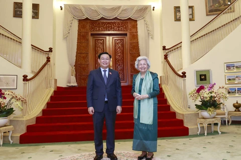 Chủ tịch Quốc hội Vương Đình Huệ yết kiến Hoàng Thái hậu Campuchia Norodom Monineath Sihanouk. (Ảnh: Doãn Tấn/TTXVN) 