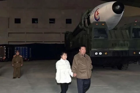 Ông Kim Jong-un và con gái theo dõi một vụ phóng tên lửa đạn đạo xuyên lục địa. (Nguồn: Yonhap) 