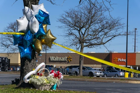 Cảnh sát phong tỏa hiện trường vụ xả súng tại siêu thị Walmart ở bang Virginia, Mỹ ngày 22/11/2022. (Ảnh: CNN/TTXVN)