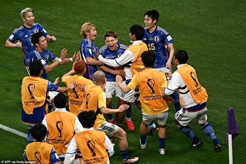Niềm vui của các cầu thủ Nhật Bản sau khi có hai bàn thắng liên tiếp. (Nguồn: Getty Images)