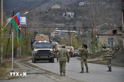 Binh sỹ và xe quân sự của Azerbaijan di chuyển qua thị trấn Lachin, gần khu vực biên giới với Armenia ngày 1/12/2020. (Ảnh: AFP/TTXVN) 