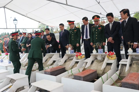 Nguyên Chủ tịch nước Trương Tấn Sang và lãnh đạo tỉnh Hà Giang cùng các đại biểu dự lễ an táng hài cốt liệt sỹ tại Nghĩa trang Liệt sỹ Quốc gia Vị Xuyên. (Ảnh: Minh Tâm/TTXVN)