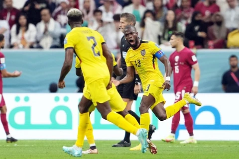 Enner Valencia (phải) lập cú đúp vào lưới Qatar. (Nguồn: AFP) 