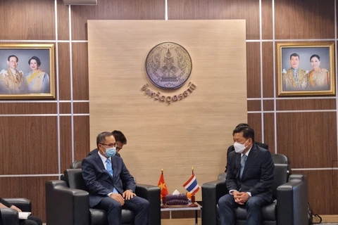 Đại sứ Phan Chí Thành và Tỉnh trưởng Udon Thani Wanchai Kongkasem tại buổi làm việc. (Ảnh: Đỗ Sinh /TTXVN)