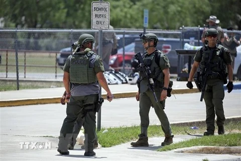 Lực lượng thực thi pháp luật Mỹ được triển khai tại hiện trường vụ xả súng đẫm máu ở trường tiểu học Robb của thị trấn Uvalde, bang Texas (Mỹ), ngày 24/5. (Ảnh: AP/TTXVN) 