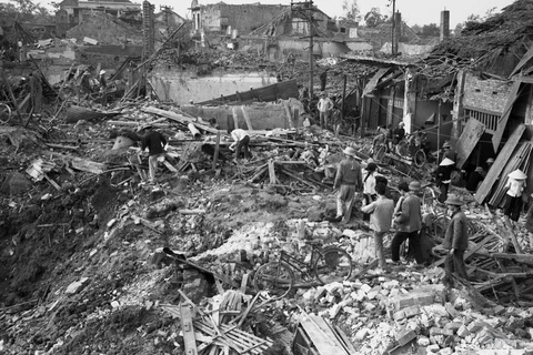 Bom đạn Mỹ đã giết và làm bị thương 2.579 người, trong đó có 1.318 người chết. Trong ảnh: Khu phố Khâm Thiên, thuộc khu Đống Đa (Hà Nội) bị máy bay B.52 của giặc Mỹ ném bom hủy diệt (26/12/1972). (Ảnh: Minh Trường/TTXVN) 