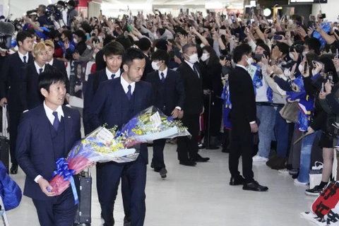 Đội tuyển Nhật Bản được chào đón như người hùng khi trở về quê hương