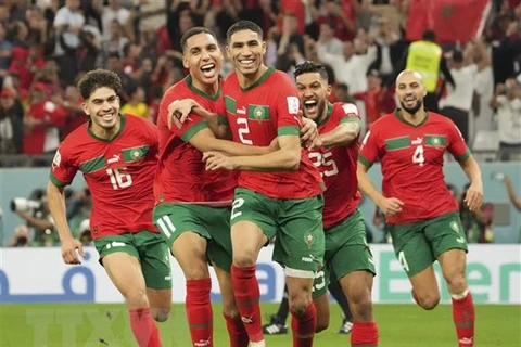 Các cầu thủ Maroc vỡ òa trong niềm vui chiến thắng. (Ảnh: THX/TTXVN) 