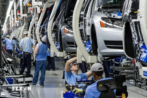 Công nhân lắp ráp ôtô tại một nhà máy của hãng Volkswagen ở Chattanooga, Đức. (Ảnh: AP/TTXVN) 