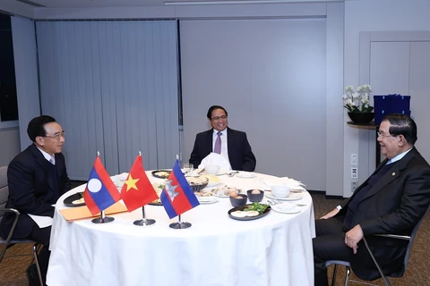 Thủ tướng Phạm Minh Chính và Thủ tướng Campuchia Samdech Techo Hun Sen và Thủ tướng Lào Phankham Viphavanh ăn sáng và làm việc. (Ảnh: Dương Giang/TTXVN)