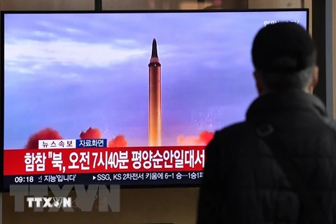 Truyền thông Hàn Quốc đưa tin về vụ phóng tên lửa của Triều Tiên, tại Seoul. (Ảnh: AFP/TTXVN)