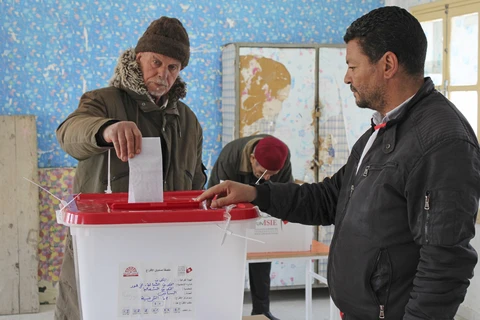 Cử tri bỏ phiếu tại một địa điểm bầu cử ở Kasserine, Tunisia, ngày 17/12/2022. (Ảnh: AFP/TTXVN)
