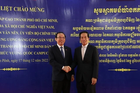 Ngài Đô trưởng Phnom Penh Khuong Sreng (phải) đón đồng chí Nguyễn Văn Nên, Bí thư Thành ủy thành phố Hồ Chí Minh tại Tòa thị chính Phnom Penh. (Ảnh: Nguyễn Vũ Hùng/TTXVN)