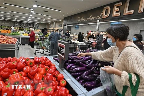 Khách hàng lựa chọn hàng hóa trong siêu thị ở Glendale, California (Mỹ), ngày 12/1/2022. (Ảnh: AFP/TTXVN) 