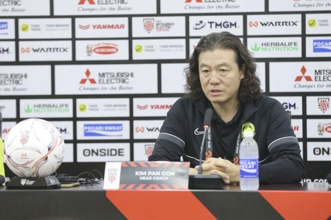 Huấn luyện viên trưởng đội tuyển Malaysia Kim Pan Gon phát biểu. (Ảnh: Minh Quyết/TTXVN)