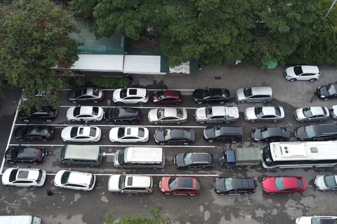 Ôtô phải xếp hàng từ 3 tới 4 xe kéo dài từ trong trung tâm tới ngoài đường Lê Quang Đạo. (Ảnh: Huy Hùng/TTXVN) 